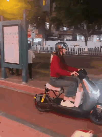 专家已经说明，新国标电动车可以载孩子，只需要在后架上安装专业儿童座椅，这样还可以