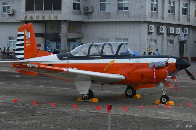 蛙空军岡山基地1架T-34初级教练机失事坠毁，导致2名飞行员殉职。据透露，这架机