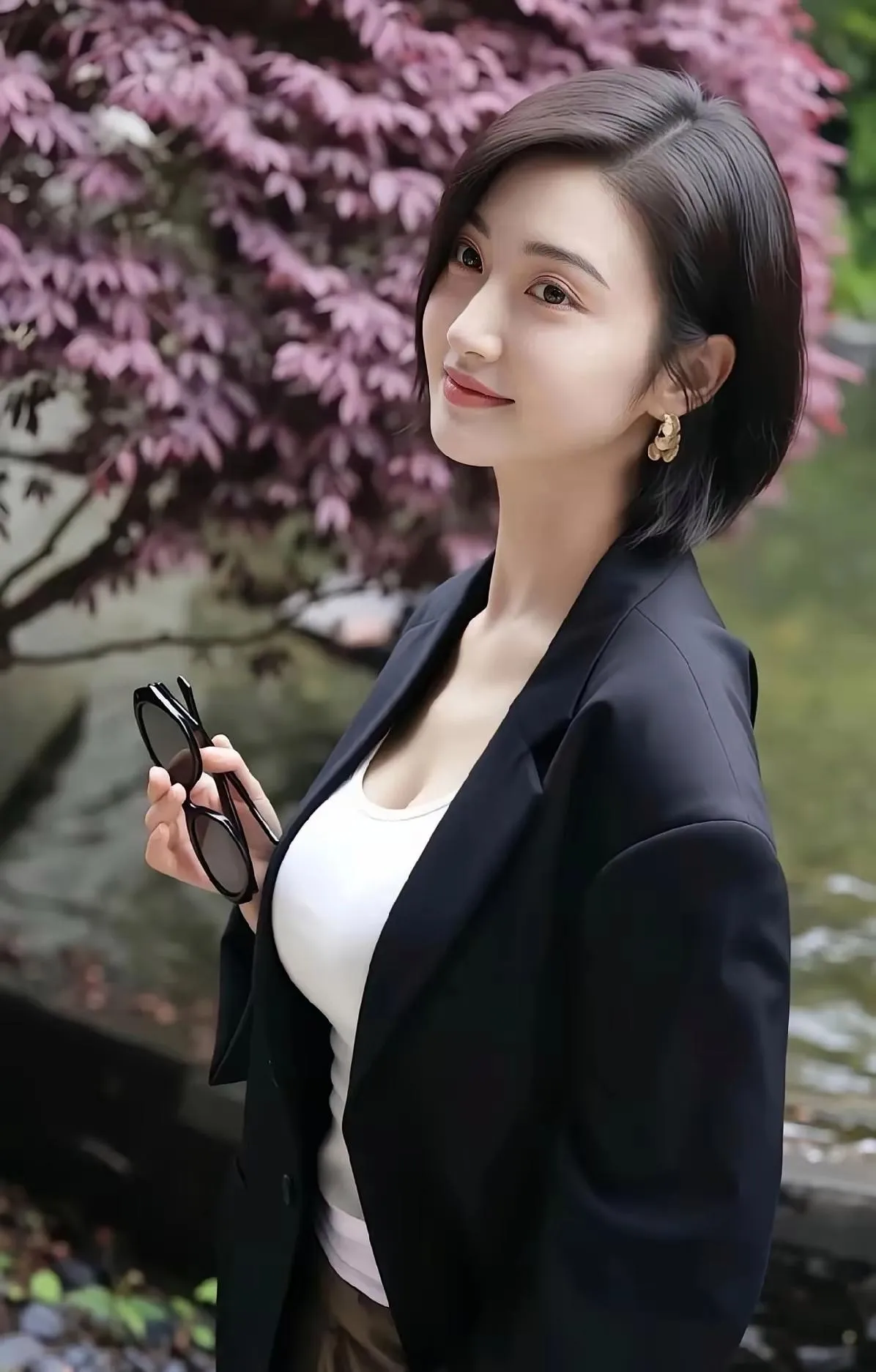 景甜真的太会拿捏气质了！黑礼服一上身，华贵又冷艳，妥妥人间富贵花；换上休闲西装，利落短发，温柔清爽，