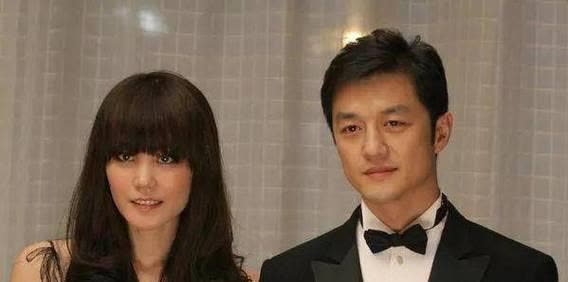 以前王菲和李亚鹏一家人围坐在饭桌旁吃饭，那场面热闹得就跟过年似的。四个保姆在一旁