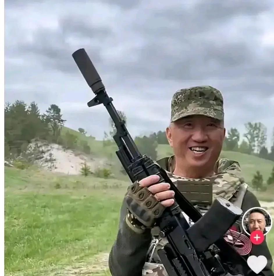 这个姓卢的记者，怎么越看越像作秀。26日说被乌方无人机炸伤了头颅，既没住院，也没