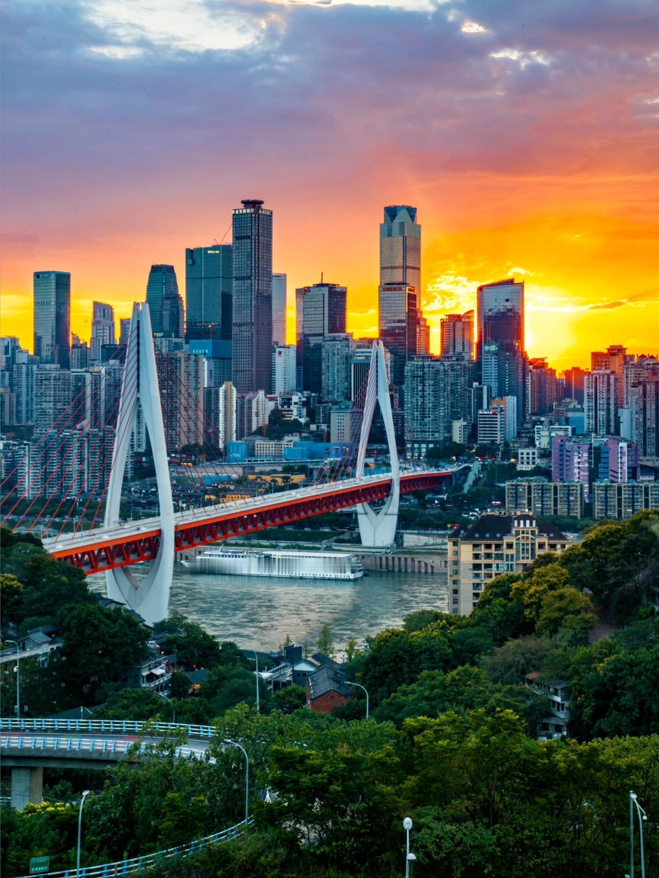 重庆旅行感悟去了趟重庆，才猛然发现一个扎心事实：我以前对这座城市的所有想象