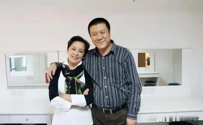 原来他们是一对夫妻！丈夫吕凉明明有着实力，演技精湛，可出道几十年却始终没能红起来