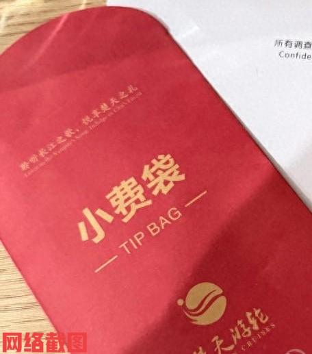 湖北有男子和朋友一起出游。这次是乘坐游轮游玩,可在上船后,有服务人员提醒要求