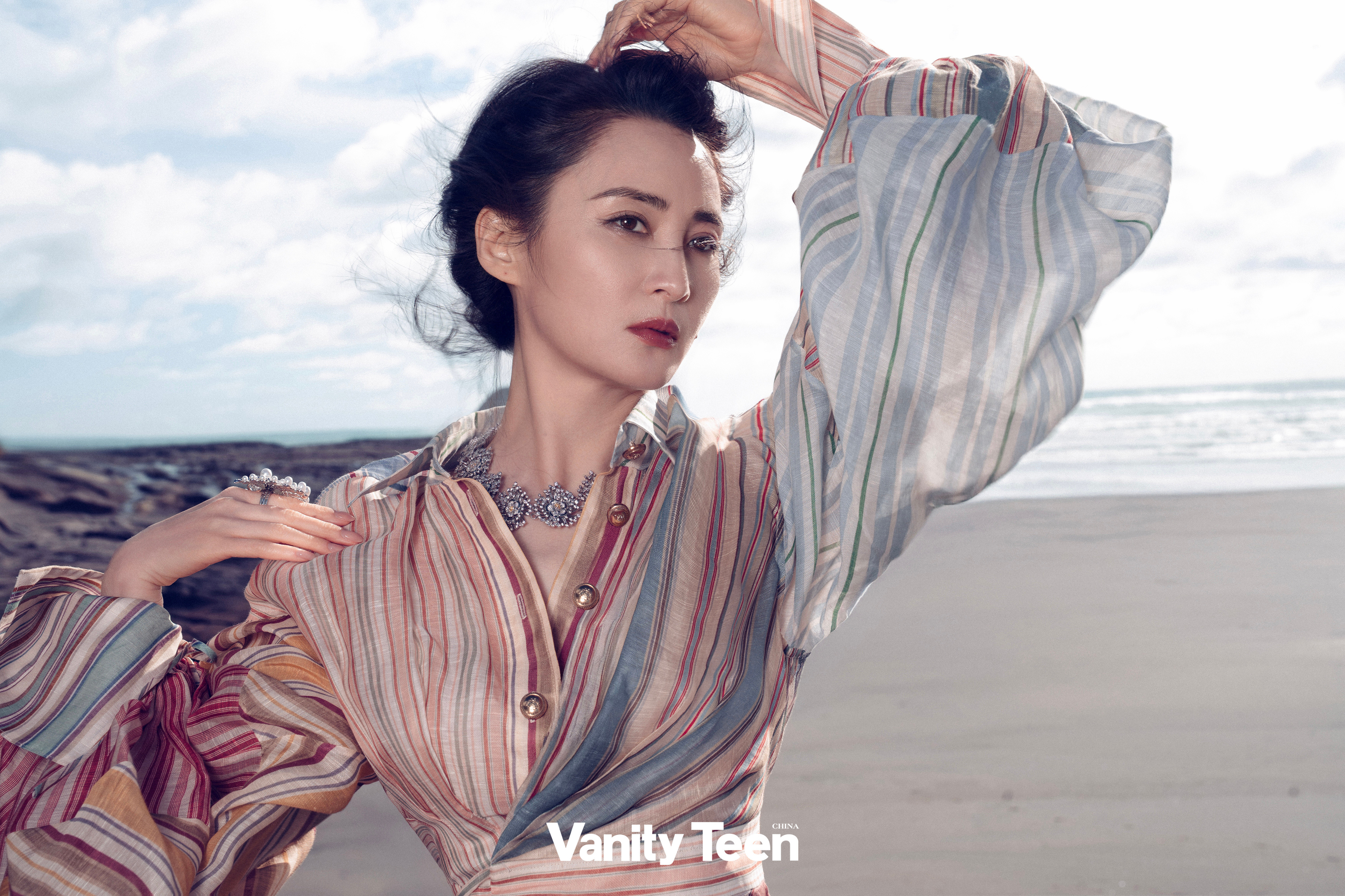 蒋勤勤海上神女造型蒋勤勤新西兰这组图真的美到失语。轻纱条纹裙配大海，俯身礁石那一