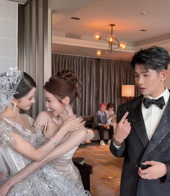 说个扎心的。我看了三遍。同样是生过孩子的人，我在她脸上愣是找不到一丝当妈的痕迹，朋友说她四十了……我