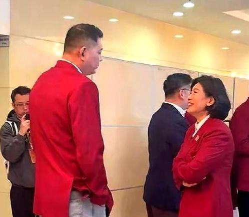 李昕教练网络直播追忆与昔日恋人巩晓彬的浪漫时光！90年代，李昕和巩晓彬的恋情引