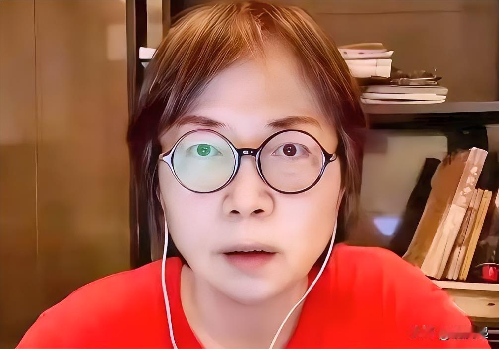 黄智贤9月7日在节目中称：“立场反复的人，都是拿过民进党好处的。黄国昌、柯文哲、