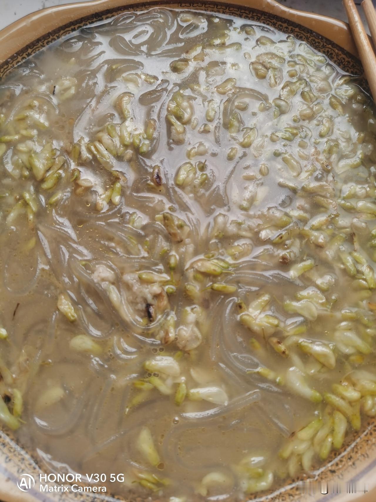 妈妈的爱总是默默无声，无处不在，在我们无意间显现。今天中午顺路回家看看，没提