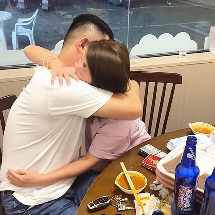 同学聚会这地方，现在比民政局还忙，一半在回忆青春，一半在预约离婚。饭桌上，眼