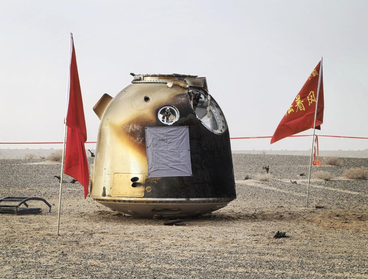 神舟二十号的成功返回的几个细节：1、返回舱平稳落地，呈站立姿态。2、出现