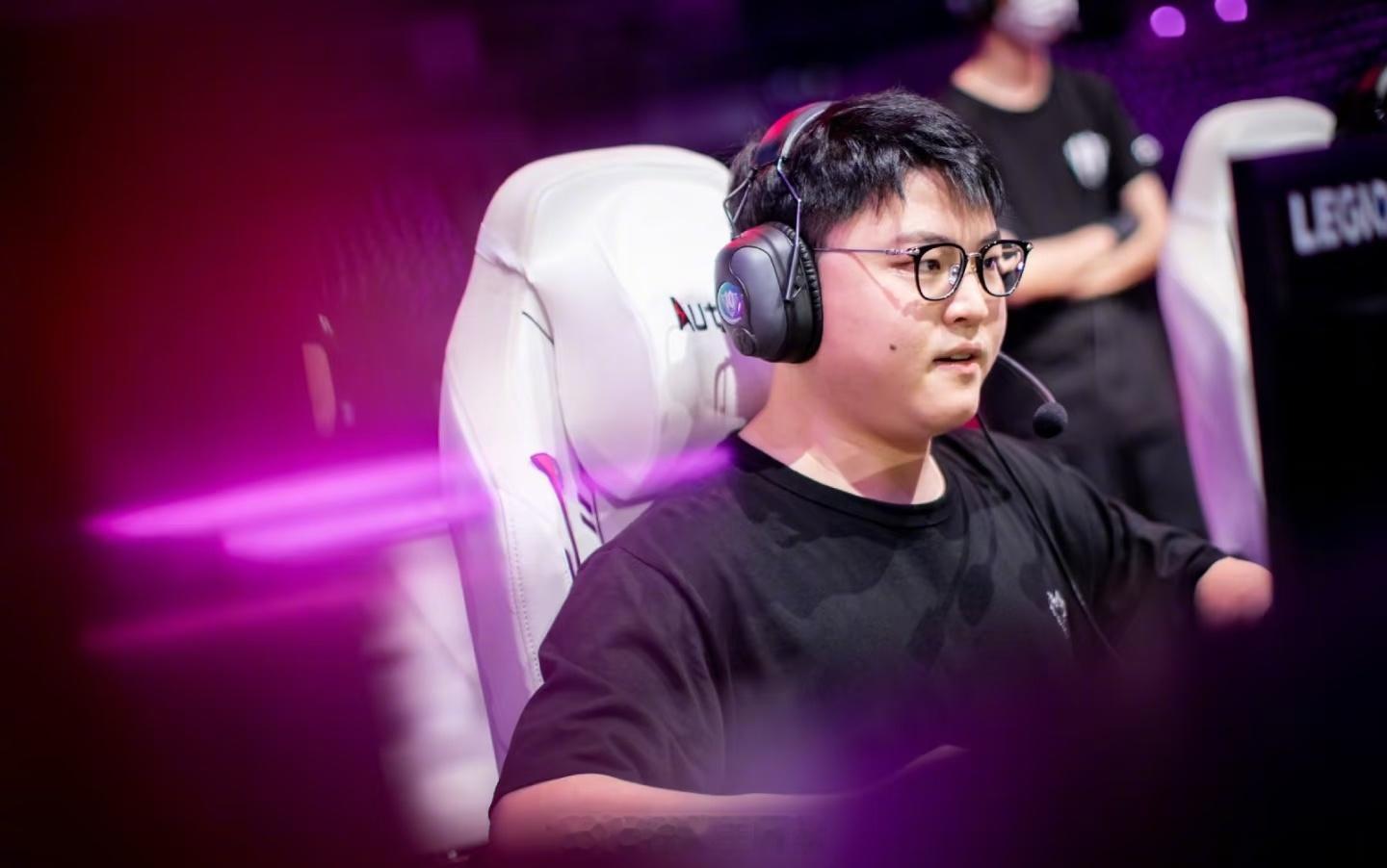 Uzi回归原来之前各种传言说要复出，要加入iG，只是为了今天官宣直播…这是把粉丝