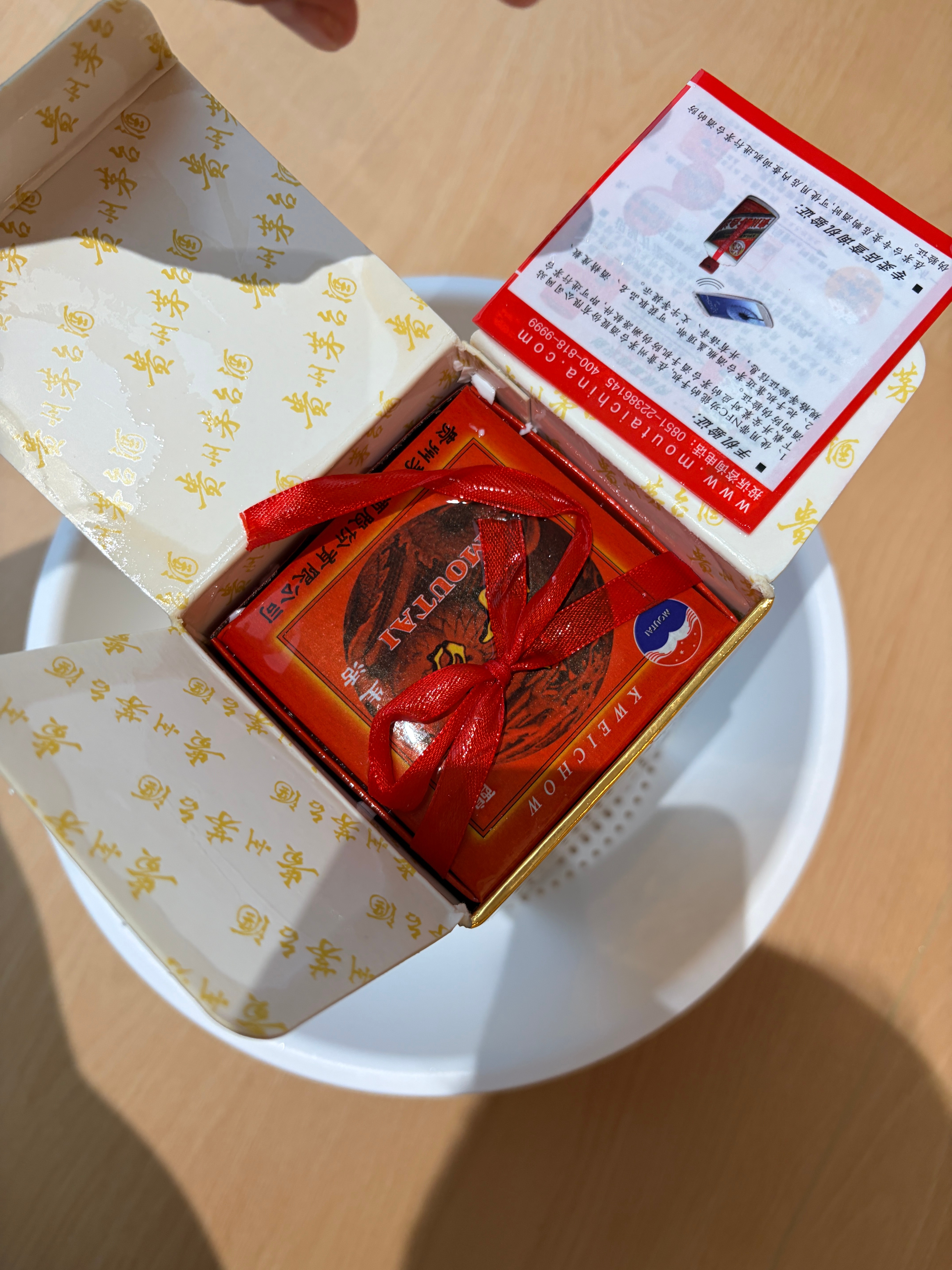 手一滑碎了[哭哭]都怪杰灵一早吵吵着要喝茅台，我想着收拾下准备最近请他喝，结果[泪