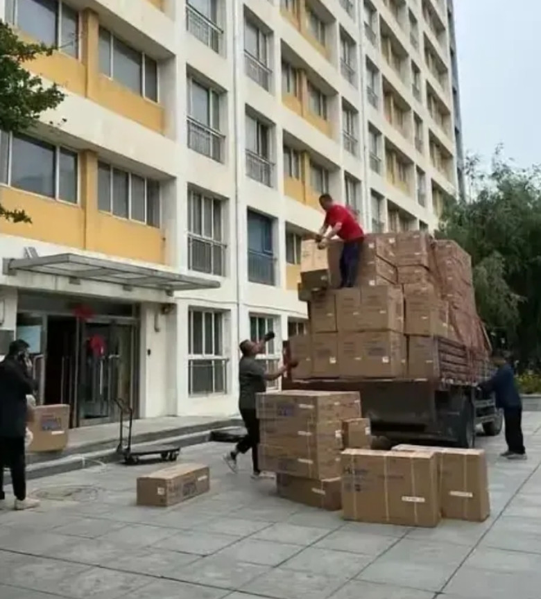 留学生就是大爷！大连海事大学的学生发现，学校给留学生宿舍换新空调，而中国学生住的