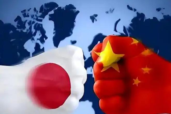 要说这两年哪个行业最魔幻，存储芯片肯定算一个。价格涨得跟坐火箭似的，偏偏有一家日