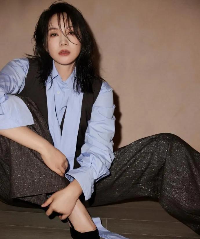 闫妮这穿搭太有质感了闫妮真的把高级感焊在身上！蓝色领带衬衫叠穿灰色马甲，搭