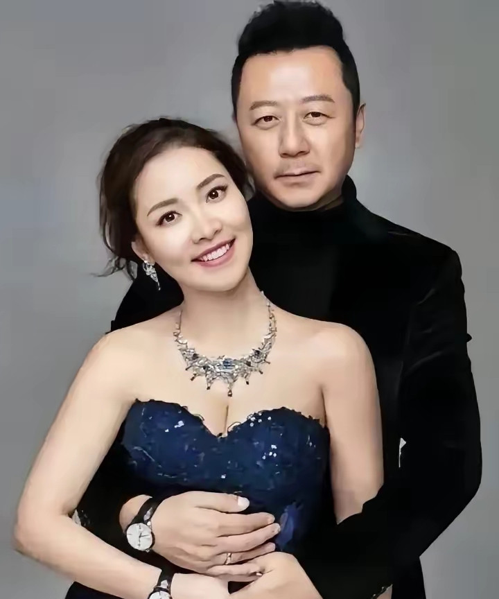 郭涛娶到她，真是赚翻了！家人们，都知道郭涛是小眼睛、嘴皮薄的男演员，长相不算出众，可他老婆那可是标准