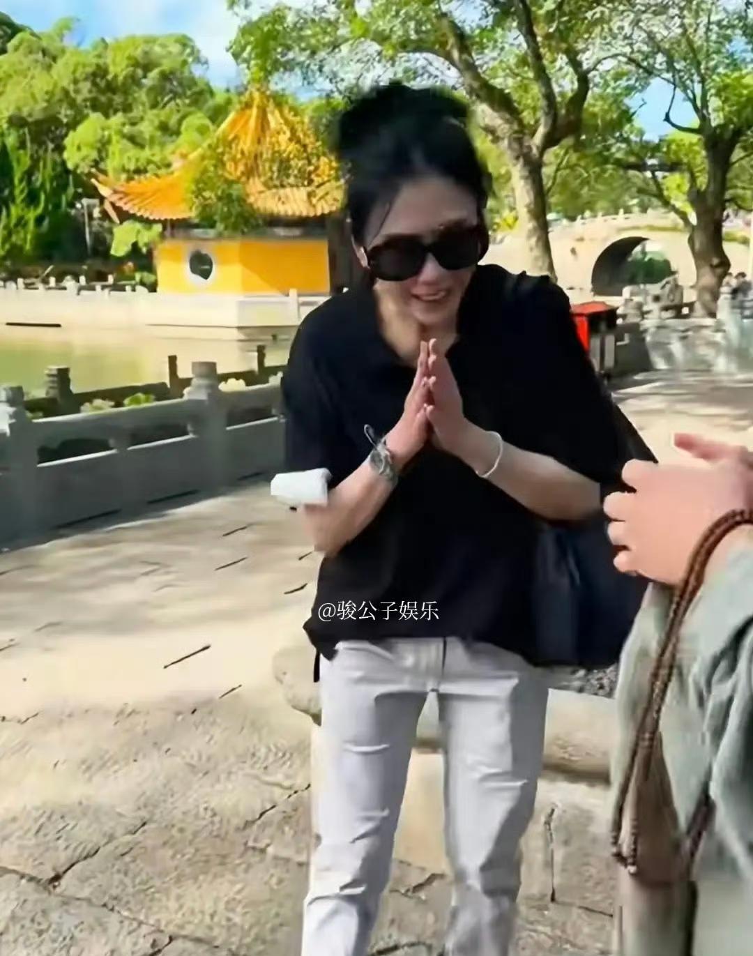 57岁的邱淑贞近日现身普陀山祈福，她身穿一身简约黑衣，背着黑皮包，戴着大墨镜，还