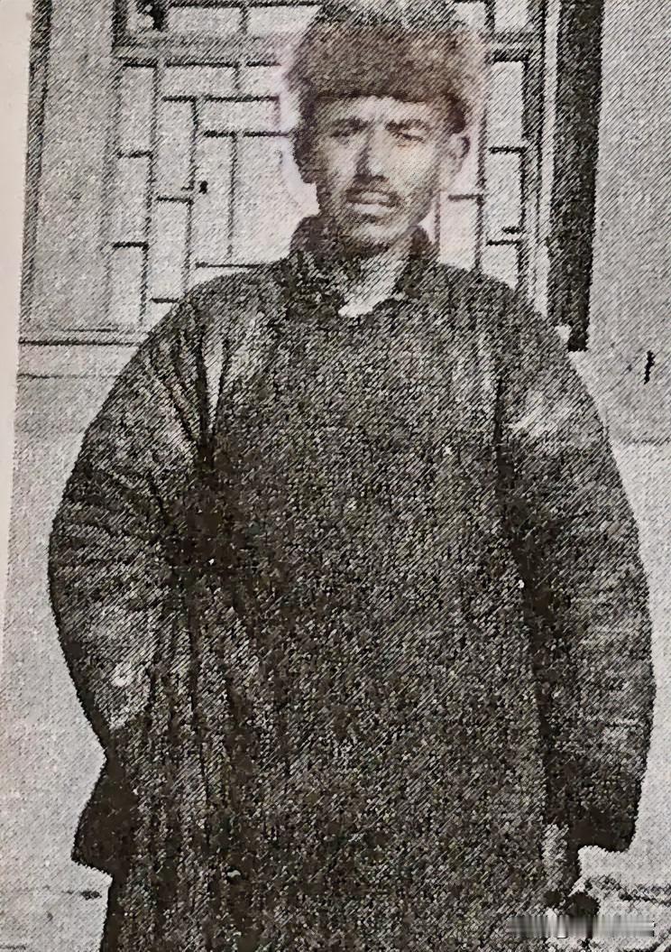 1938年，警卫员石景文为2000大洋出卖赵庆吉，致使其落入日军之手。面对威