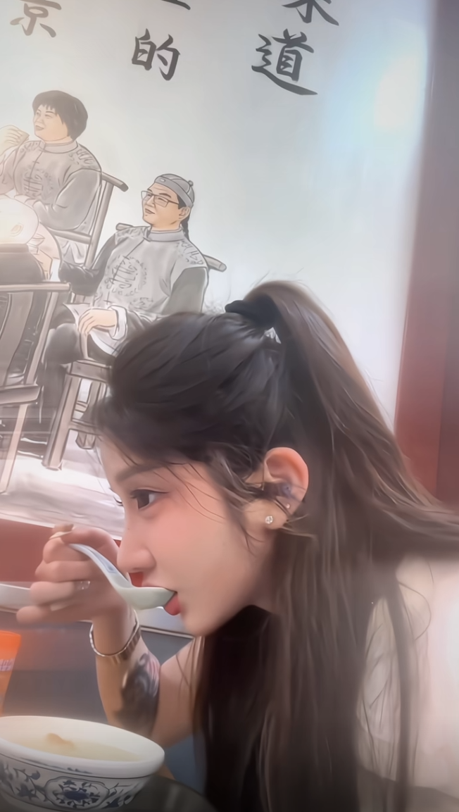 不能说像，简直一模一样