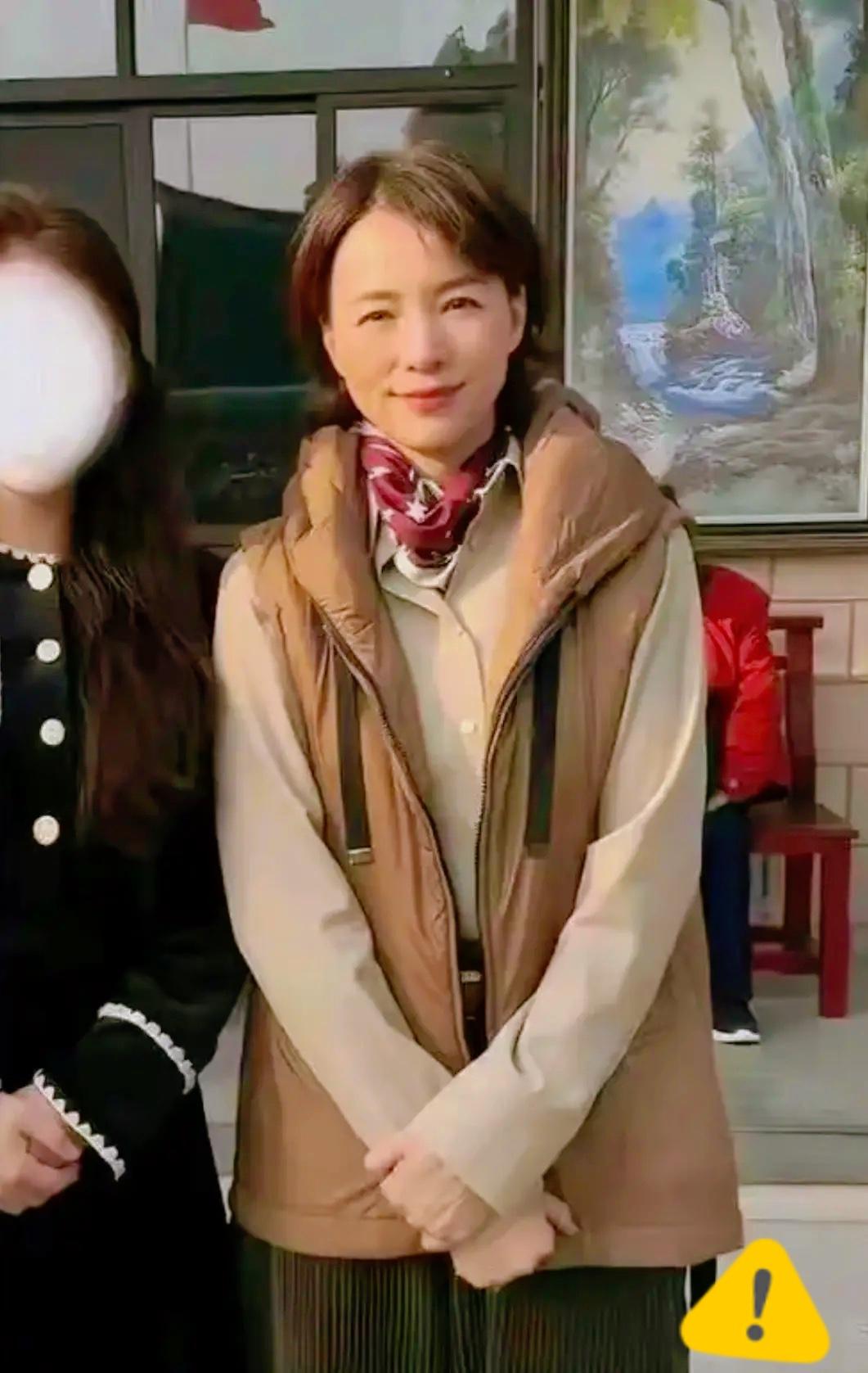 褪去聚光灯光环后，董卿的日常状态真的狠狠戳中成年人内心。不再奔波各类名利场合，她