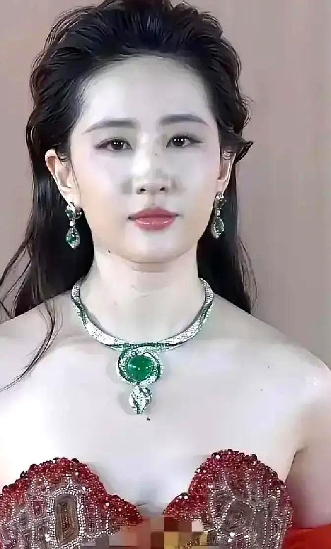 刘亦菲这波操作，直接把热搜干沉默了。甘肃灾区捐款名单刚出来那会儿，没看到她的名