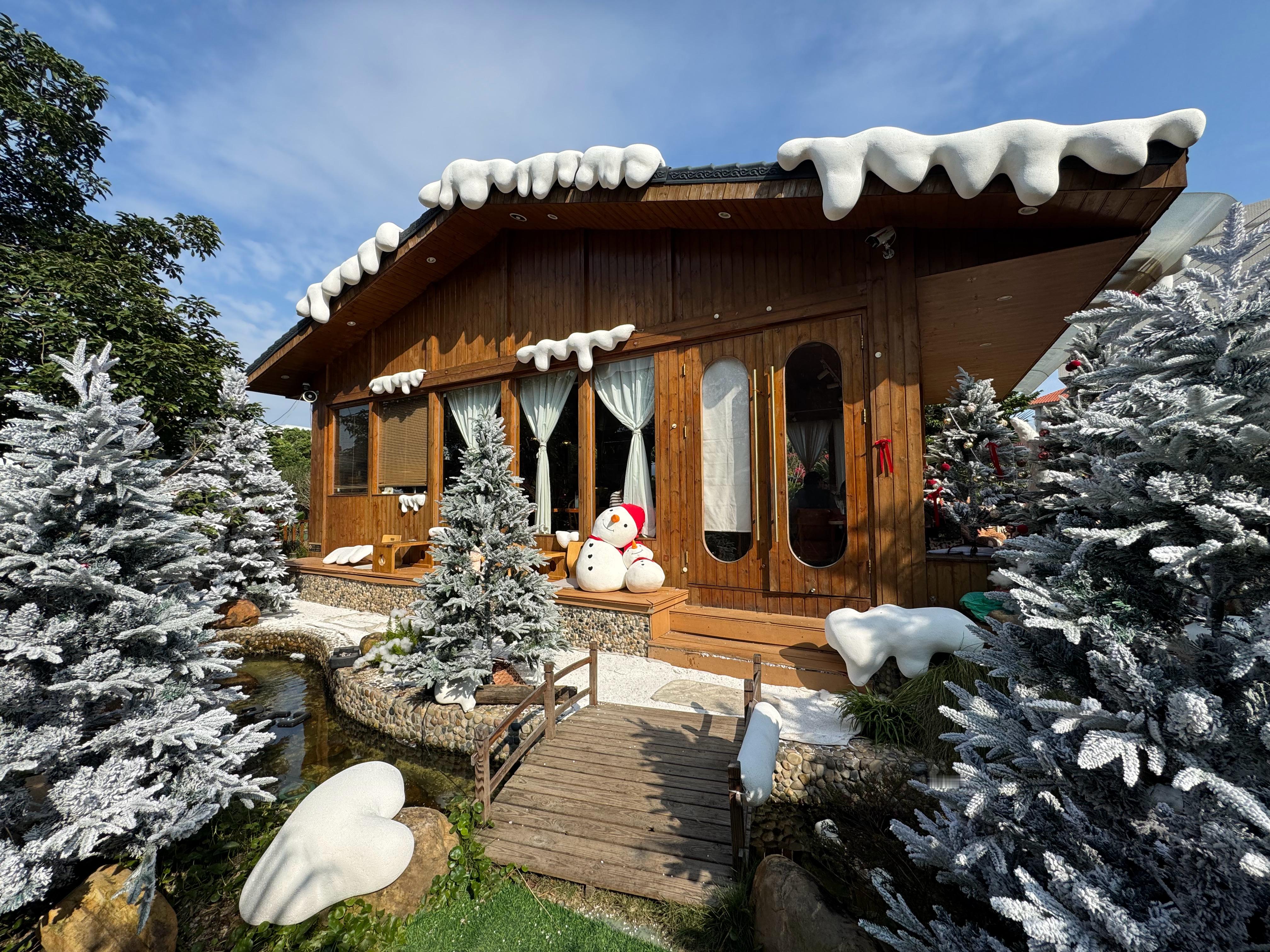 你敢相信这是在气温还是28度的广东吗[捂脸哭]我一开始以为是AI图，没想到是实