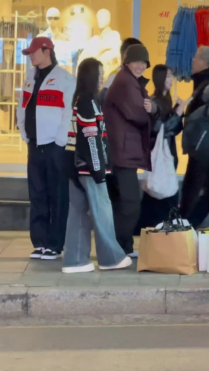 白鹿曾舜晞梁永棋陈鹤一一起去逛街了！好羡慕这样的友情！