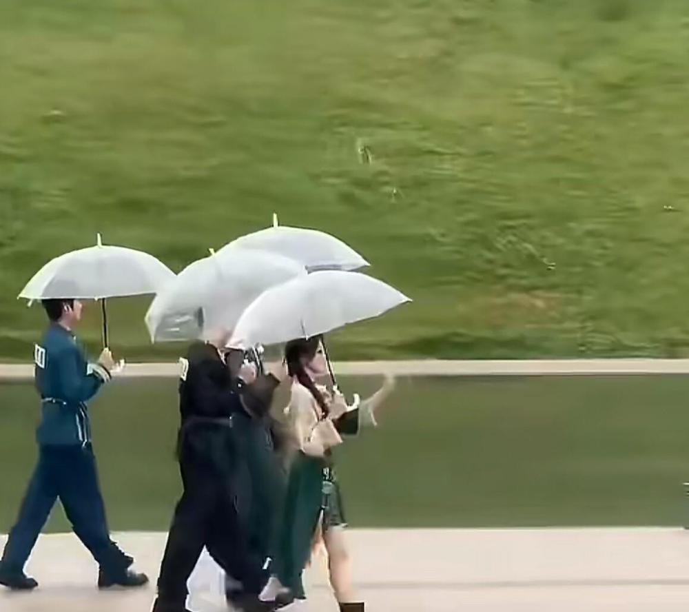 白鹿被全网追着骂了三天丢了一个品牌代言，那个被泼了一脸水的李晨走过去递上了一包纸