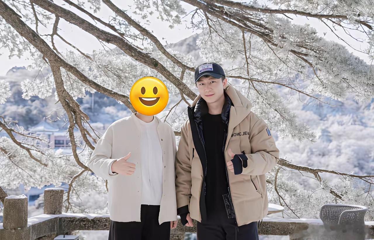 40岁黄轩在九华山被偶遇，他身穿一万多的黄色羽绒服，清爽俊郎有少年感。