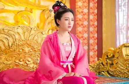 1202年，南宋嘉泰二年冬夜，宋宁宗赵扩喝得双脚发飘，踉踉跄跄走进杨贵妃的寝殿。