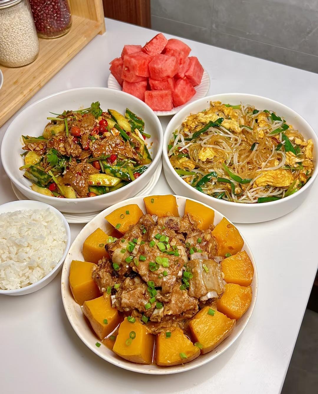 我闺蜜当年看上我哥，哪是图他帅啊，分明是馋我家的氛围——天天往我家跑，说爱