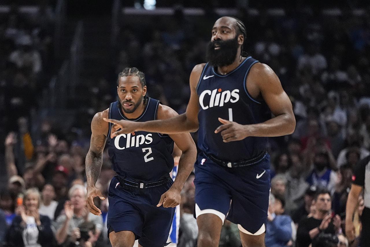 哈登：卡子哥，健康的你加上生气的你，那是真猛，冲进去就是隔扣？？？小卡：我要是