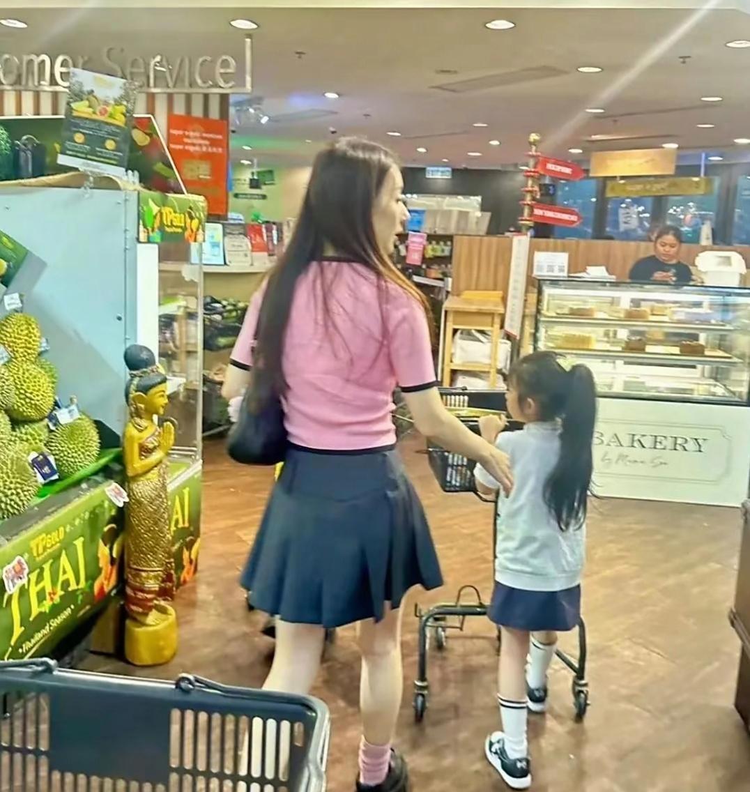 郭富城老婆方媛带着两个女儿逛商场，她已经怀三胎4个月了，身材完全没有走样，少女感