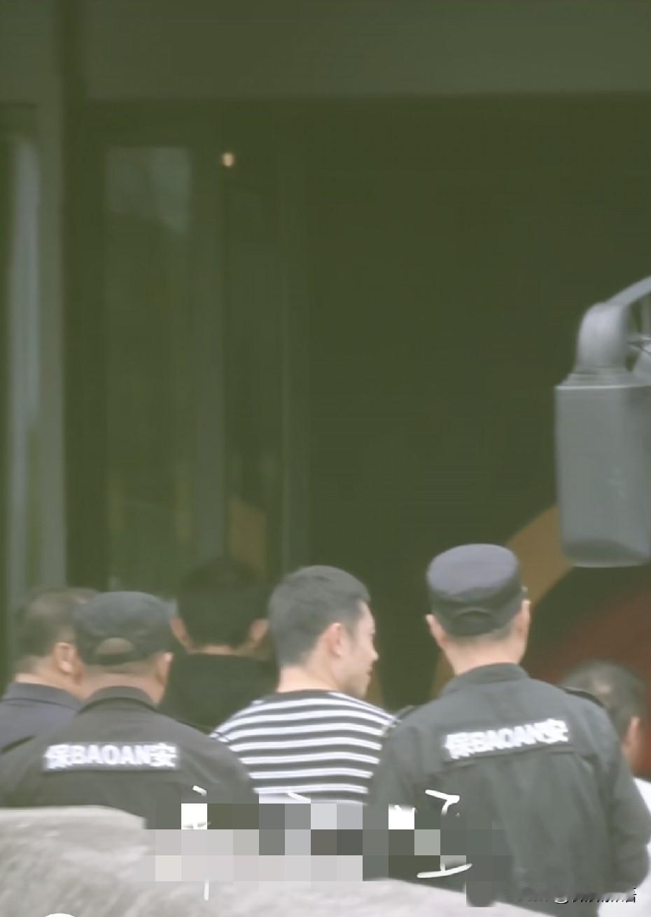 许昕今天也去了封训基地。原来这个穿条纹衣服的是许昕，国乒今天就要回北京，许昕也