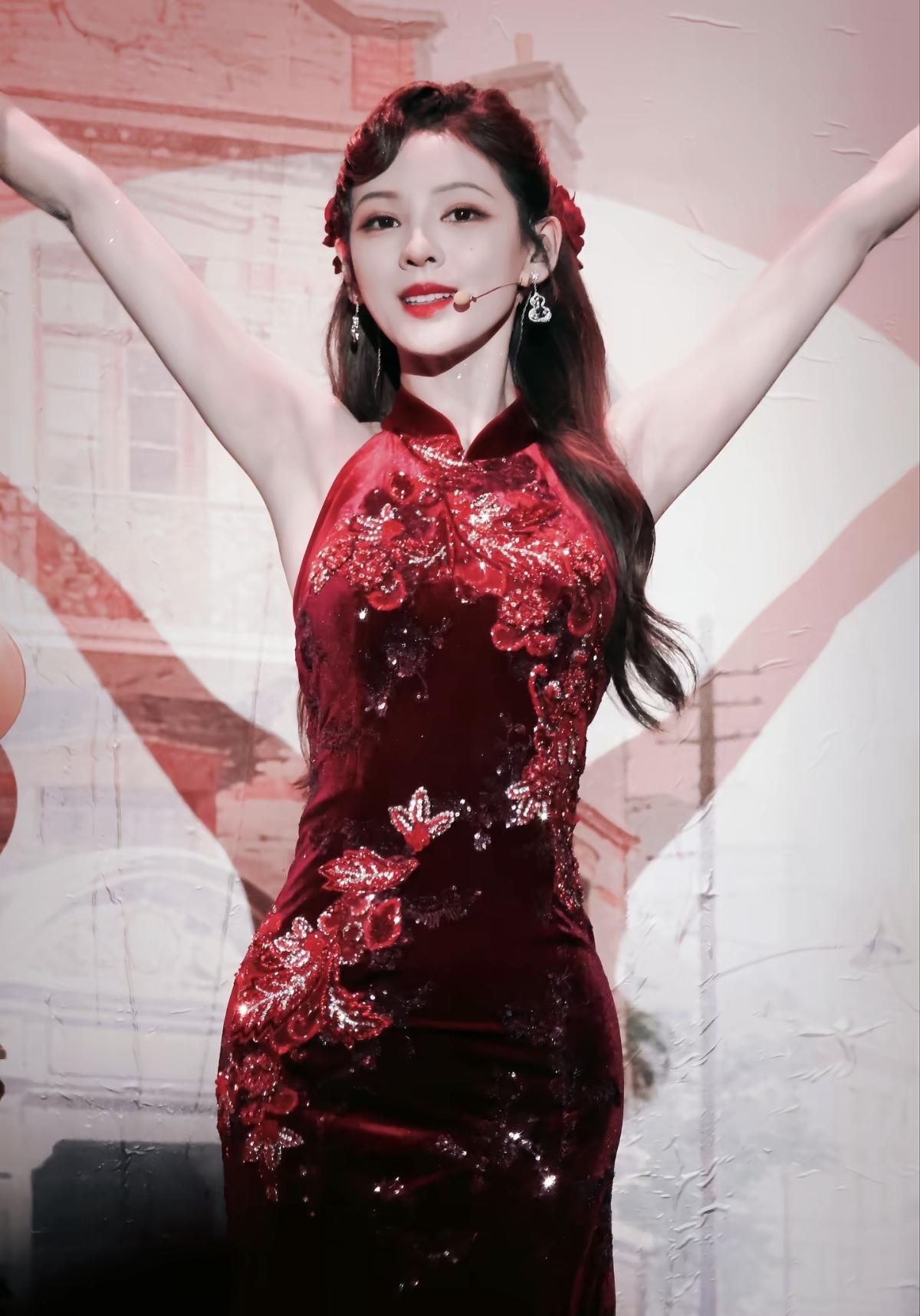 张予曦舞台杀疯了！手持玫瑰唱响经典，红裙似火点亮全场，这不仅是颜值的胜利，更是舞