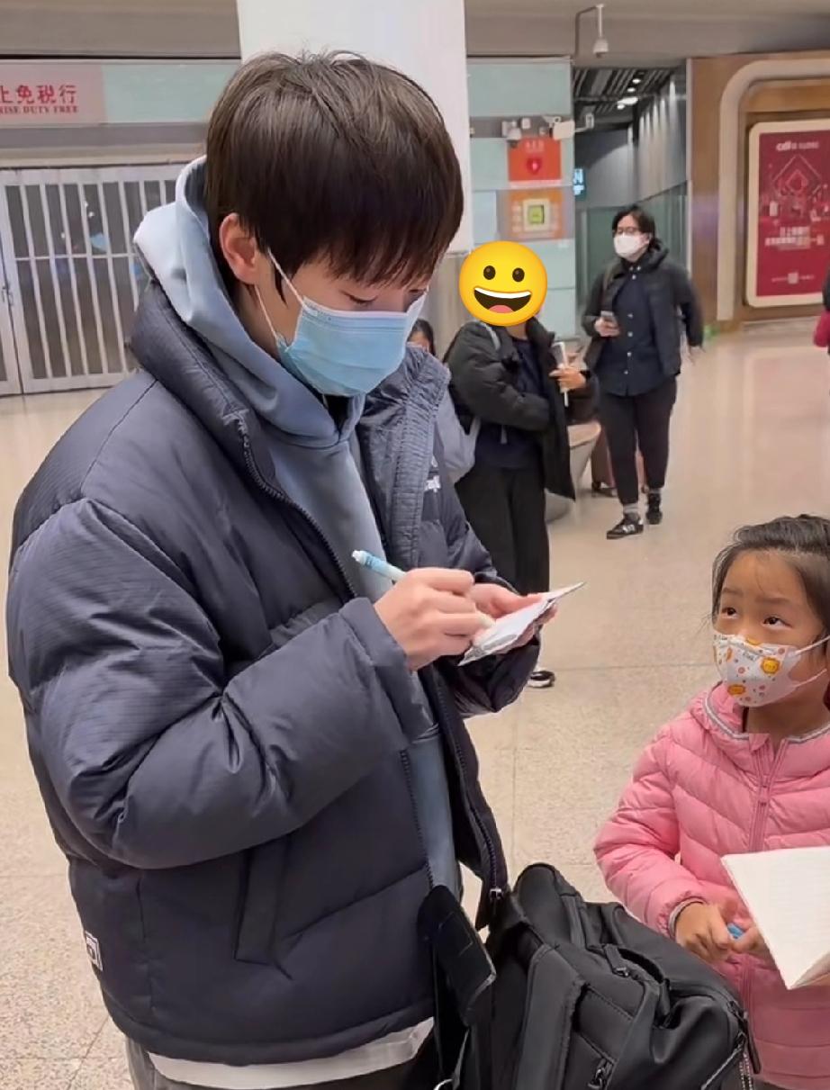 王曼昱落地北京，又在给小球迷们签名，你看那小女孩看着鳗鱼大姐姐也是满脸的宠爱，似