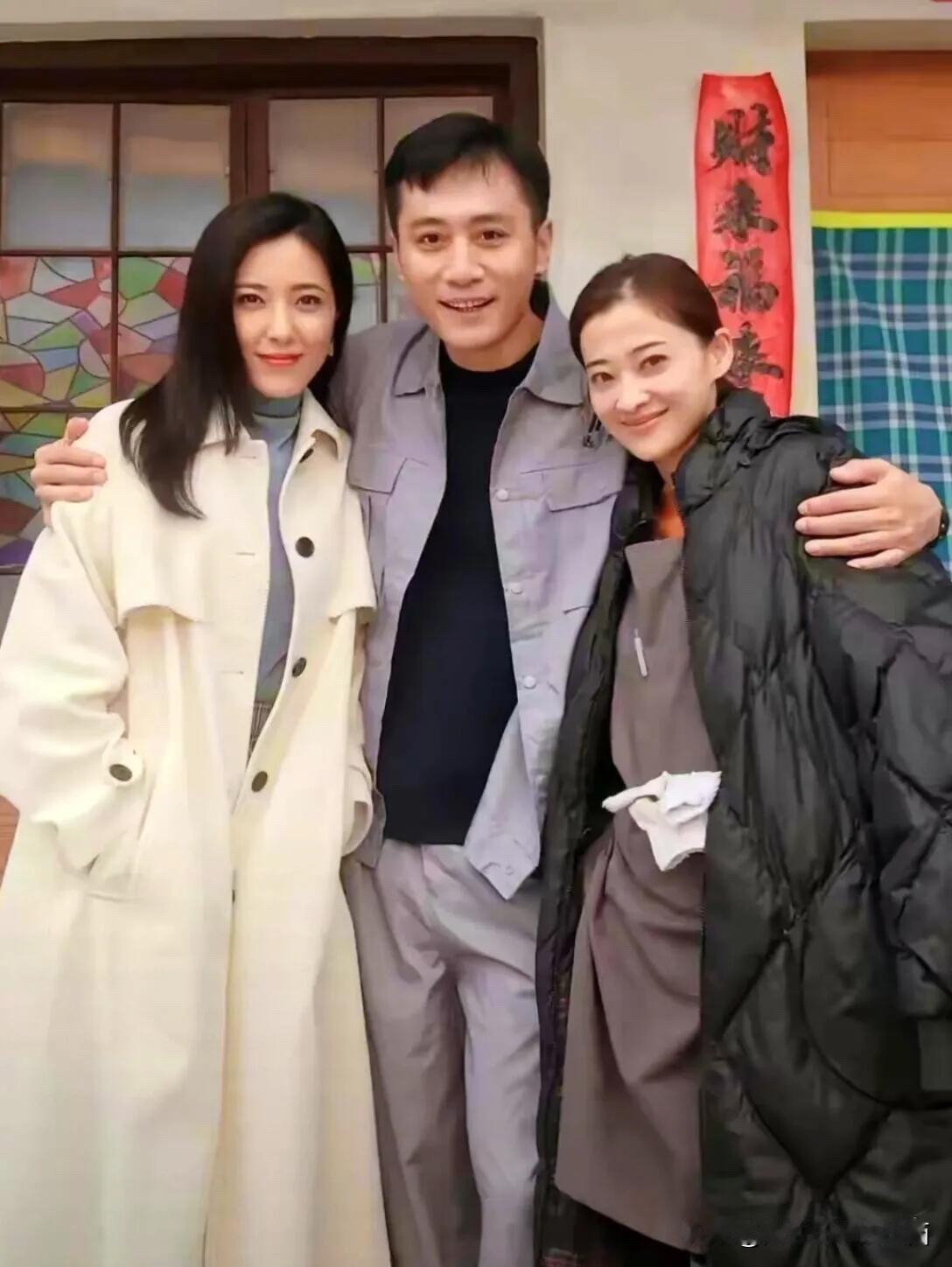 都说曾黎是如何的美，我觉得随着年龄的增长，她还没有右边的同学梅婷有气质。梅婷是年