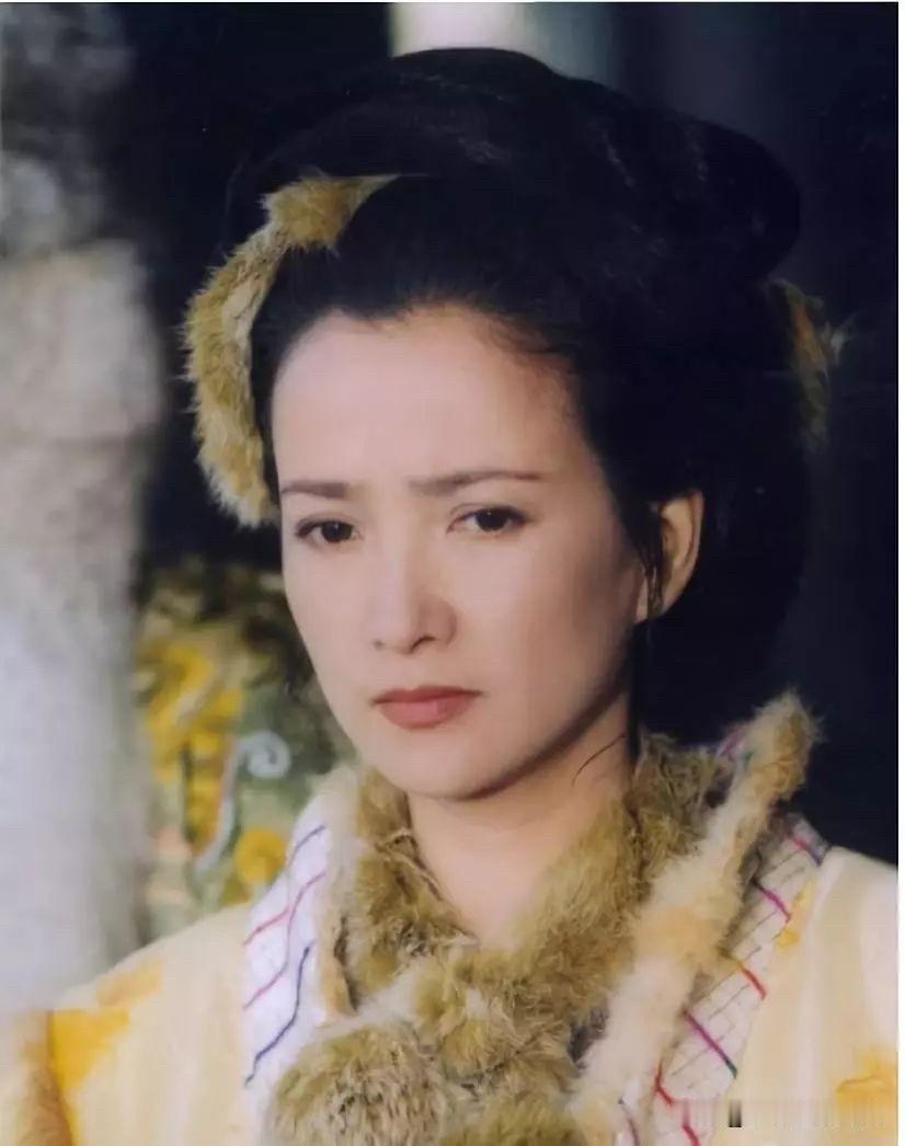 何晴分别在电视剧《西游记》里扮演灵动可爱的灵吉菩萨的化身怜怜；在电影《红楼梦