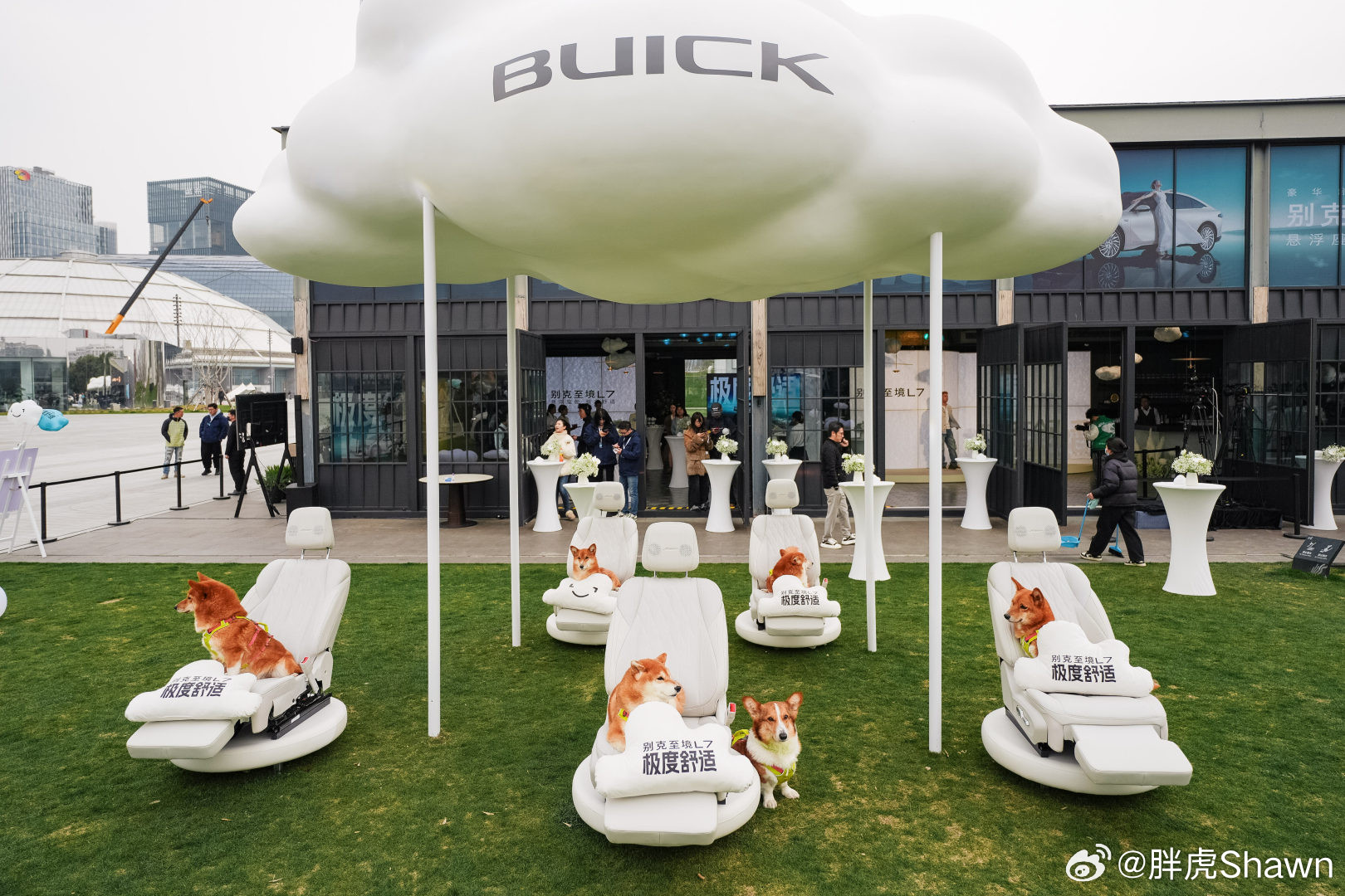 今儿还有另外一个很追求舒适的车上市——别克至境L7。简单看了下发布会，这次它的舒