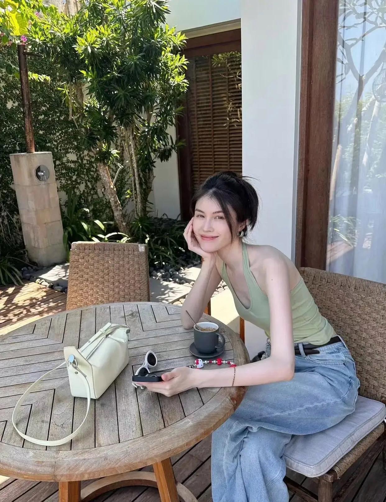何穗当妈后反而越活越年轻！豆绿色挂脖背心搭牛仔裤，清爽减龄