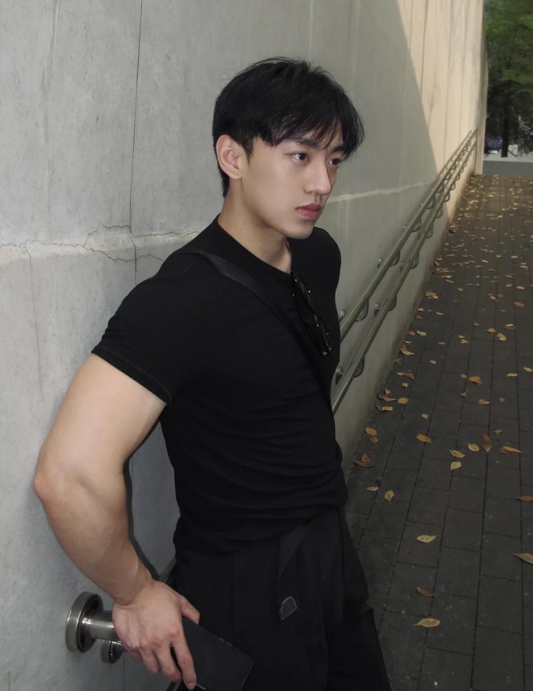 公园落叶🍂📷好神奇的季节地上好多落叶没事儿公园散散步啦男生拍照