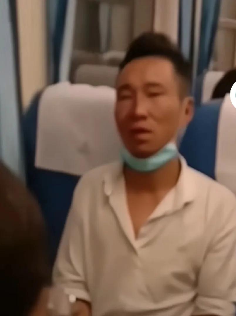 刚刷到的新闻，看得鼻子一酸：火车上，一个男人突然放声大哭，在外打工没活干，想提前