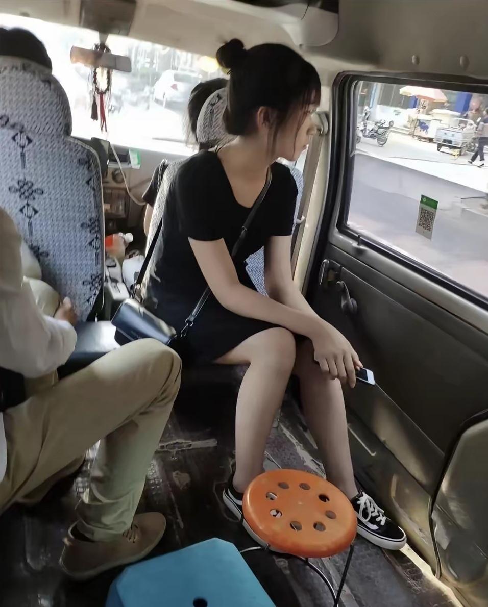 回老家坐公交遇见的，没想到还能碰到这么清纯漂亮的美女？