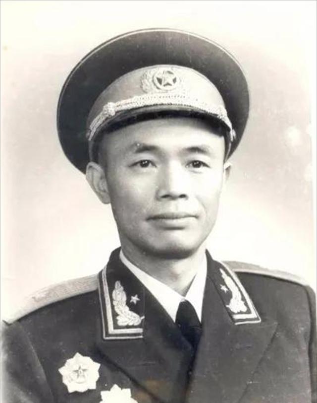 1980年，钟伟少将被平反后，找黄克诚要他的老房子，黄克诚大骂："我看你是越老越