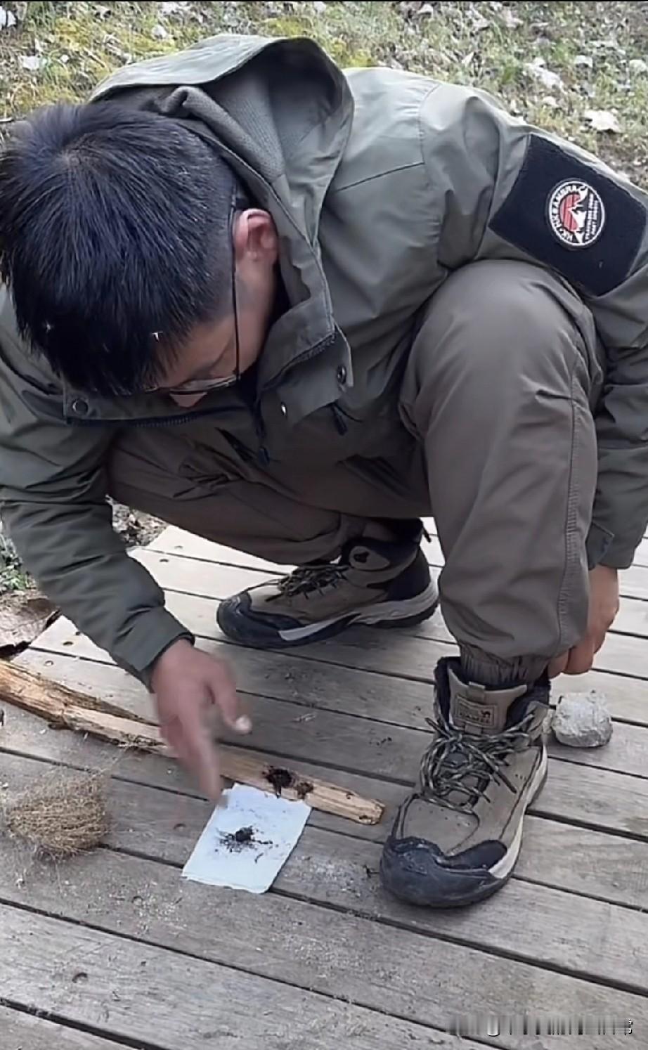 无火男人终于点火成功！谁能想到，荒野挑战里的“无火男人”，靠这波操作把火点