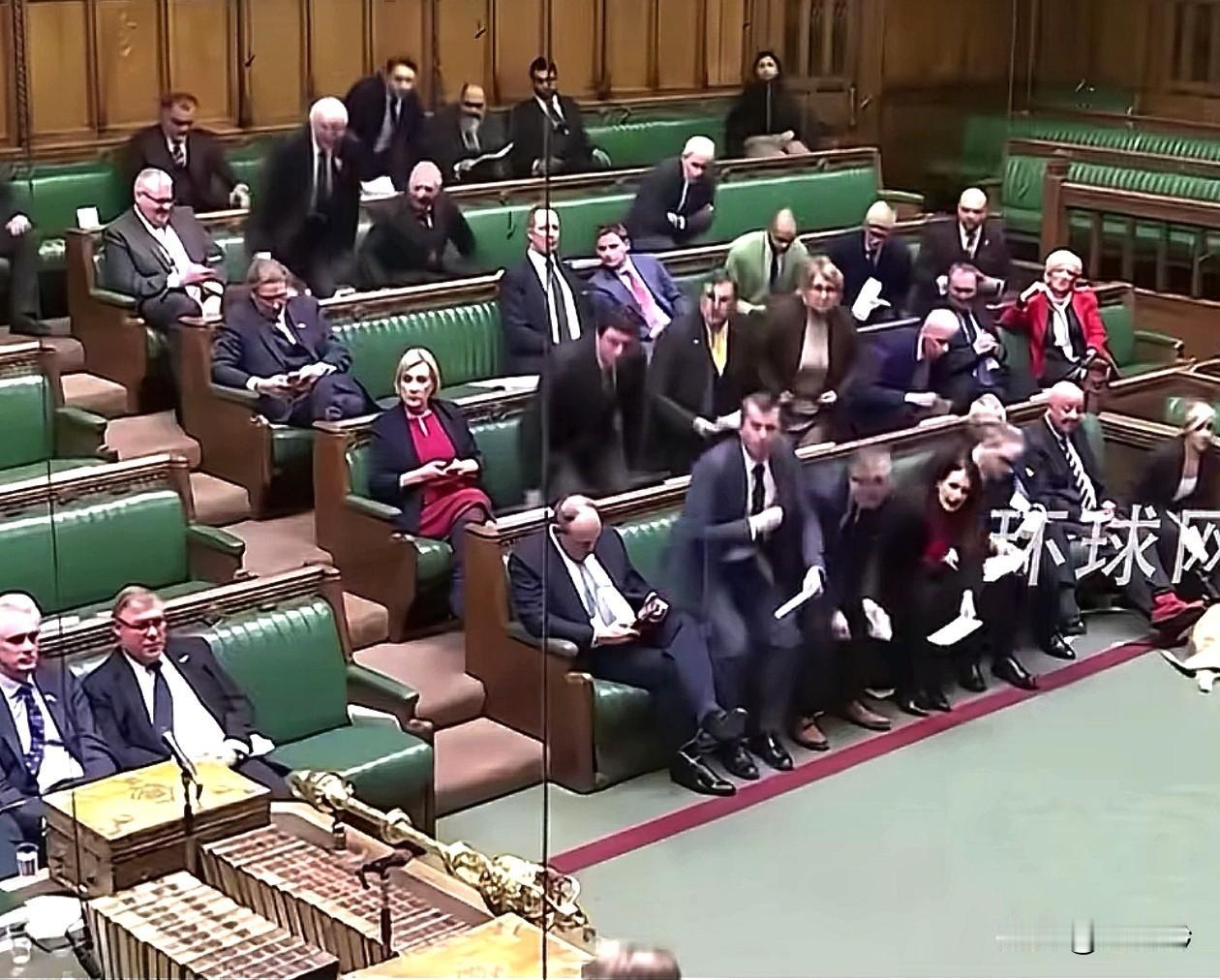 这是大实话呀！英一议员点名英当局难道是川普的🐶？！就5号当天，英议员苏尔塔