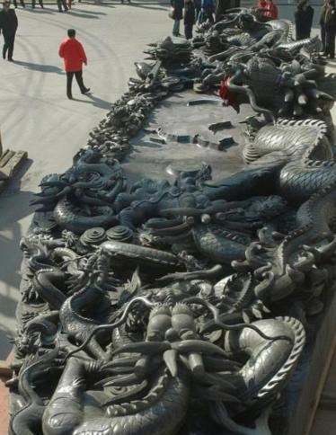 1991年，河北一村民上山砍柴，又累又热，坐在一块石头上歇息。不料这一坐，竟让他