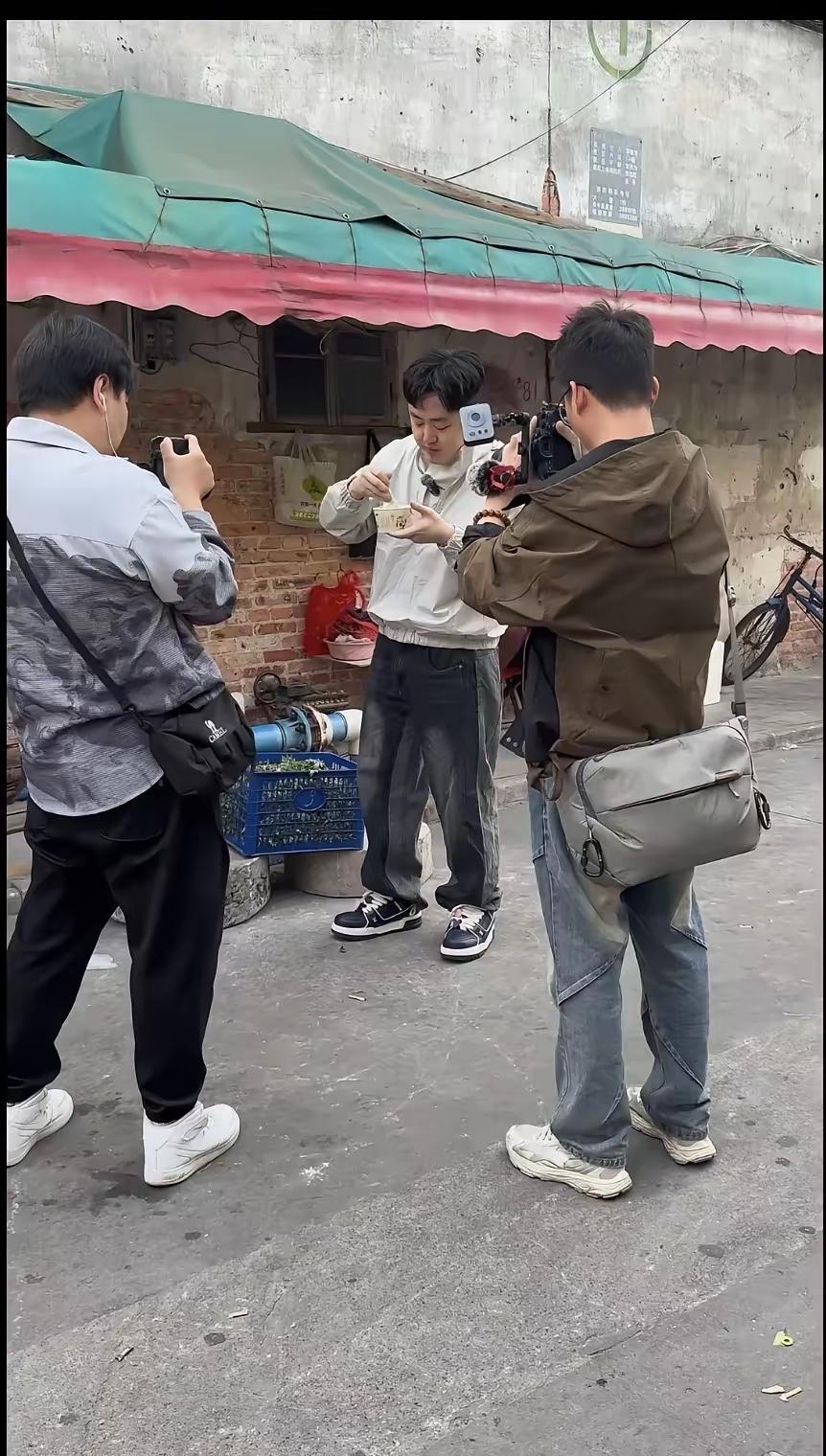 看完刘雨鑫摄影师团队幕后照，才懂网红探店根本不轻松。如果不是幕后照片曝光，我很难