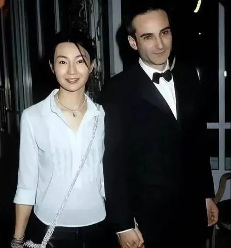 张曼玉71岁前夫近照曝光！满头白发老态明显近日，一位在法国生活的网友在个人社交